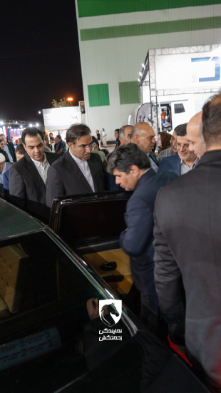 بازدید اقایان از خودرو لیموزین زحمتکش