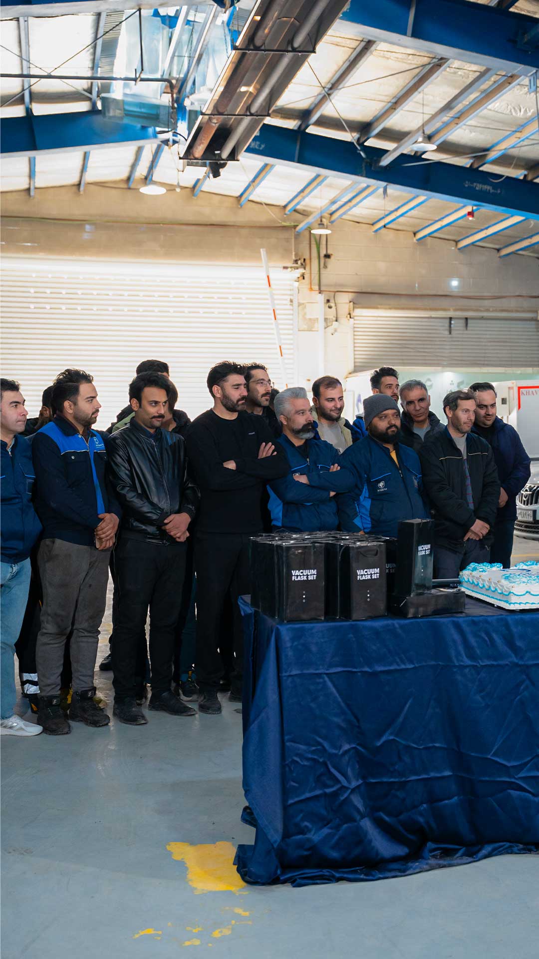 مراسم تجلیل روز مرد در نمایندگی ایران خودرو مشهد زحمتکش ۳۱۰۶